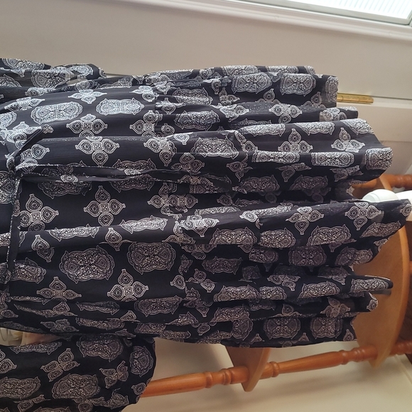 Rose and Olive Tiered Hemline Vee Neckline Graphic Print Dress - Size Medium - Picture 3 of 14